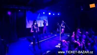 Nonchalant Pissing on Stage : Grausame T&ouml;chter - Angst entstellt den Menschen (see replies for info &amp;amp; source)