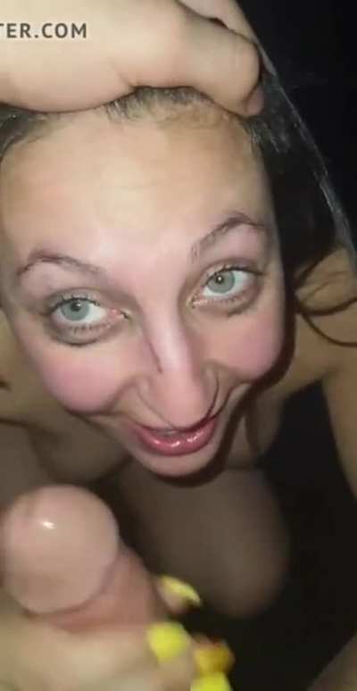 French brunette licks a Big Arab Cock - Fran&ccedil;aise l&egrave;che un zob de rebeu du 13