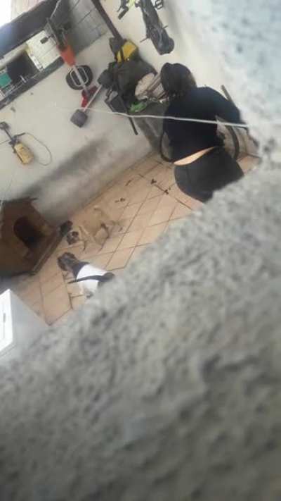 Alguien quiere que suba m&aacute;s de mi vecina culona ?