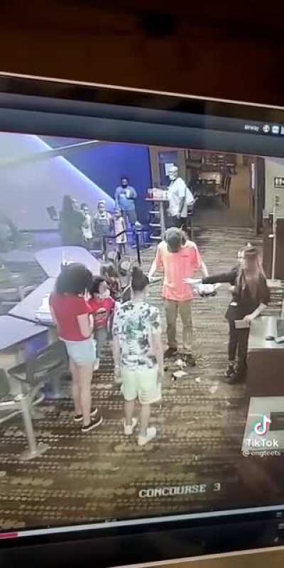 Notice how he stood in the same place while the woman who flipped the tray backed up. While his own coworker put her hand in front of him and not the aggressor. She may have had his back but the initial reactions irritate me.