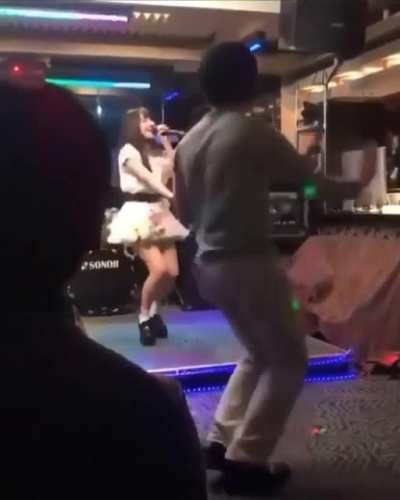i think they put the wrong people on stage cause damm 😳