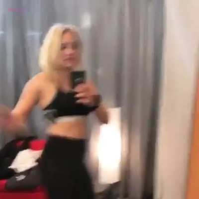 Little dance in yoga pants