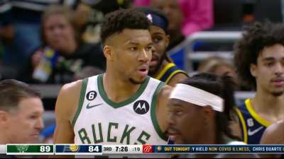 [Highlight] Giannis goes full steam ahead for the and-1 slam in transition!