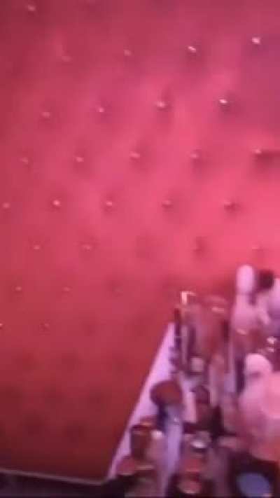 Adam birazdan olacaklar hatrina dayanmaya &ccedil;alışıyor, karisi tiktok &ccedil;ekmeye devam ediyor