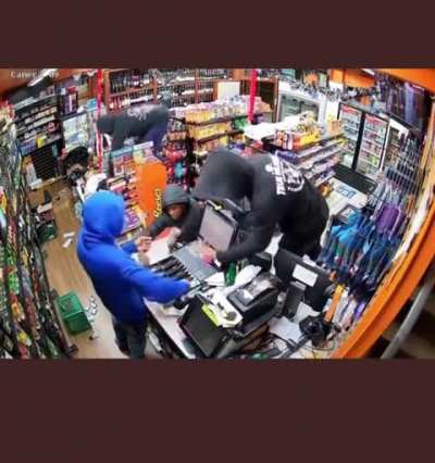 Armed with a gun, 5 hooded teens rob a store, the cashier keeps his cool as they yell at him