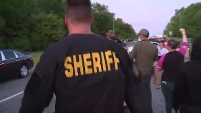 Michigan sheriff takes off helmet and drops baton. Marches with protestors