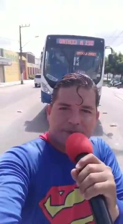 Superhomi &eacute; atropelado por um &ocirc;nibus