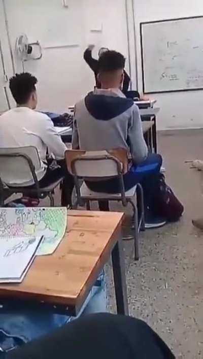 Cuando los alumnos se entera que el profesor le gusta jojos