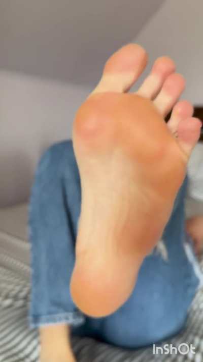 Happy feet Friday!! Here&rsquo;s some sexy foot worship to make your day brighter 🌞💦😉