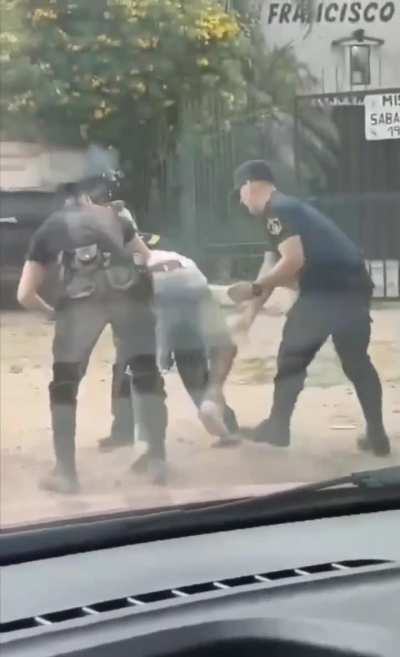 Joven forcejeó con tres policías para evitar que le pongan las esposas