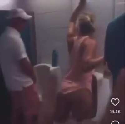 [Discussion] Classy girl in men's bathroom