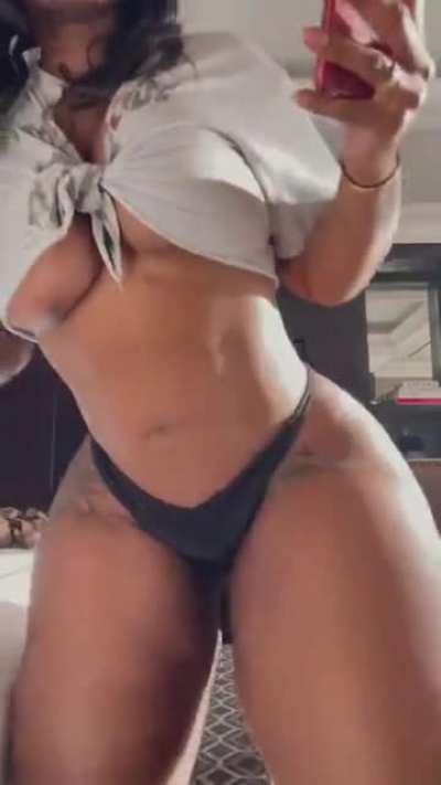 👸🏿😎