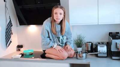 Julia in Hotpants ... Video: „WIR DÜRFEN 24H NICHT DEN BODEN BERÜHREN“