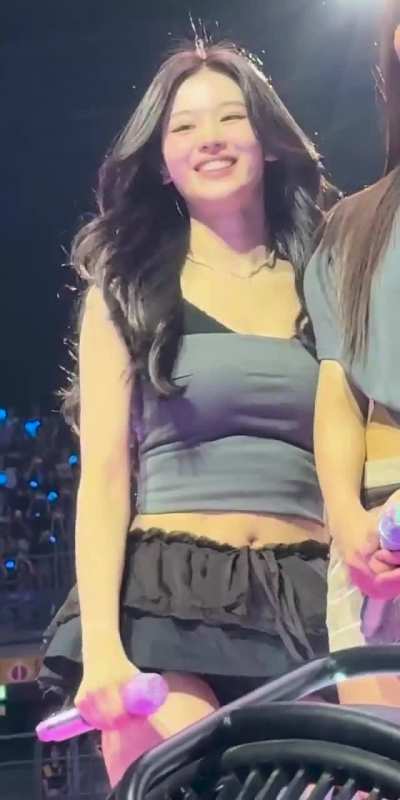 Sana, Tzuyu (TWICE)
