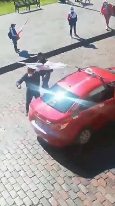 Militante de Pedro Castillo arroja al suelo la bandera peruana. ¿ENSERIO QUIEREN VER GANAR A ESTOS ANIMALES?