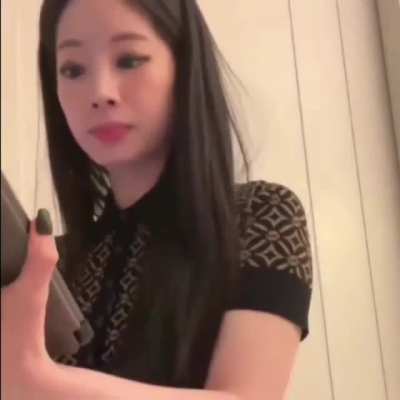 "I don't have premium" -Dahyun while wearing a thousand dollar dress. Finally Dahyun and I have something in common.