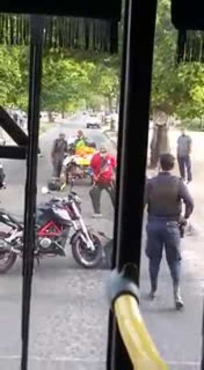 Un policía baleó en el pecho a un hombre que intentó atacarlo con un machete.