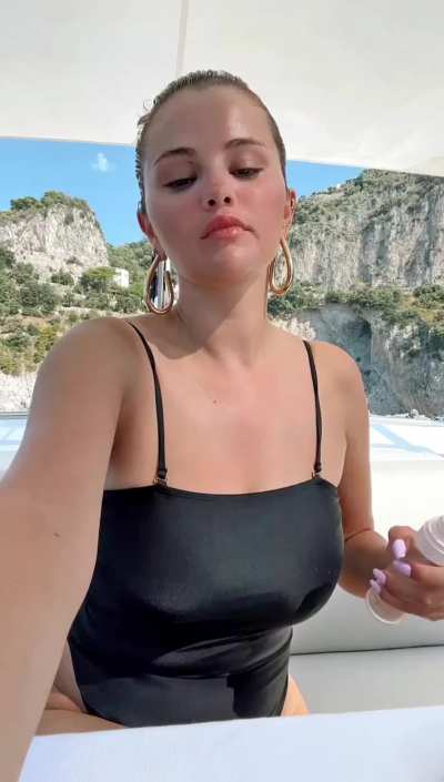 Selena looked so hot in that bodysuit