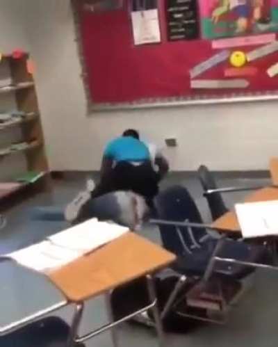 Blue shirt got him in a chokehold 😳😳