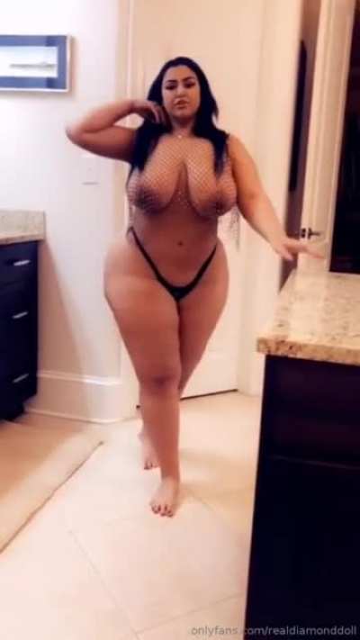 👀 THAT'S ONE SUPER THICC LATINA 💋