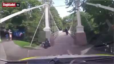 "Samir... You're breaking the car!!!" (Norwegian police chasing armed robbers on scooter redub)