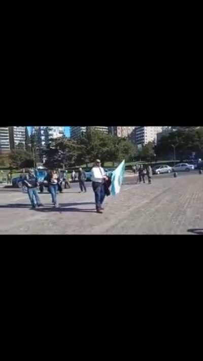 Hombre enojado con la vacuna Sputnik.
