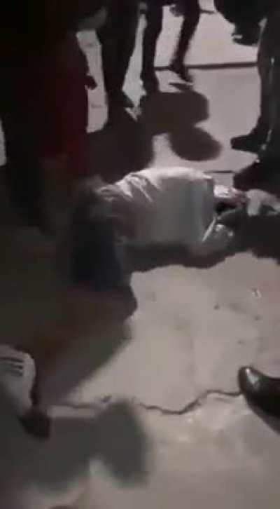 #NoticiasCDMX #Repartidores hacen justicia por propia mano y tunden a presunto asaltante, las im&aacute;genes en las que el hombre s&uacute;plica para no ser golpeado.