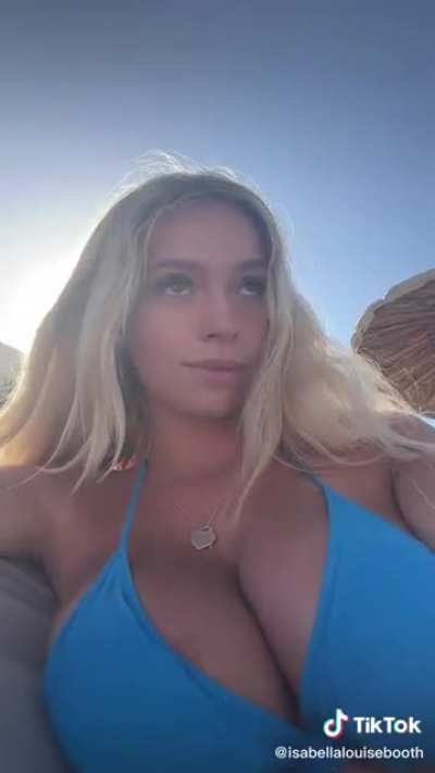 Showing Off Her Key Assets @isabellalouisebooth