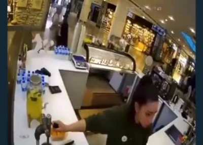 İstanbul Aqua Florya&rsquo;da &ccedil;alışan bir kadın, kendisini gizli kayda alan yabancı uyruklu tacizcinin telefonunu par&ccedil;aladı