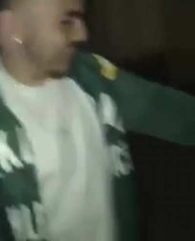 Pai acordando o filho na S&iacute;ria