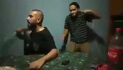 Las pibas: "ay me olvide el parlante no vamos a poder hacer la previa" Los pibes: