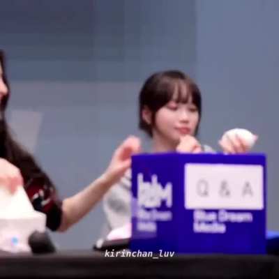 Yunjin and Chaewon - LE SSERAFIM