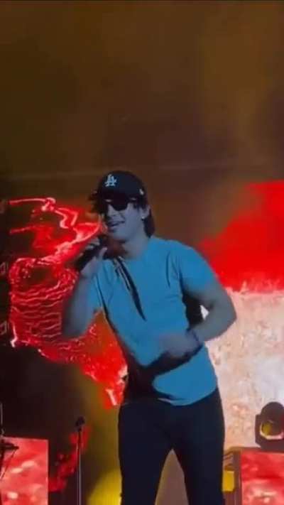 Joji sees an OG fan and gives him his noodle dick &amp;lt;3