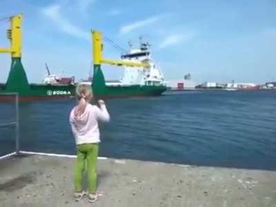 Little girl doesn’t know how loud it’s gonna be
