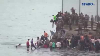 İspanyol Askerler Faslı m&uuml;ltecileri denize atarak sınırdışı ediyor,sonra Deniz kuvvetleri bunları denizden toplayıp T&uuml;rkiye'ye getiriyor.
