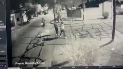 Villa Luzuriaga, Juan Florio y Labarden. Dos motochorros quisieron asaltar a un policía de la Federal, que se defendió con su arma reglamentaria y abatió a uno de los delincuentes. El otro huyó.