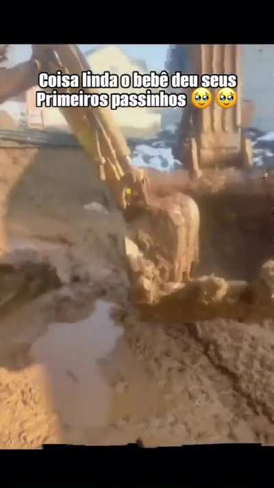 bebek kep&ccedil;eye yardım eden baba kep&ccedil;e