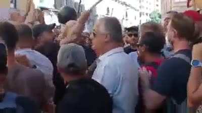 People in Naples, Italy burn their energy bills and block the town hall: "We don't pay the bills! Now it will be chaos!"