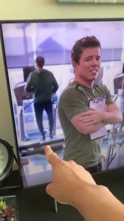 Has anyone noticed how they&rsquo;re not actually using the treadmills in this episode of crazy ex-girlfriend?? 😂
