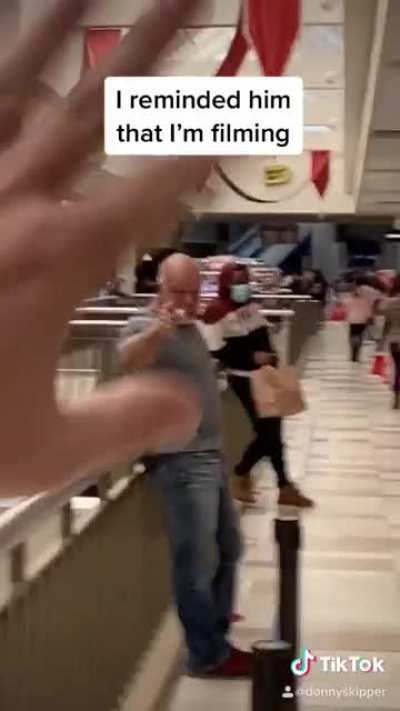 This TikToker has an interesting way of calling out a jerk at the mall who won&rsquo;t wear a mask...