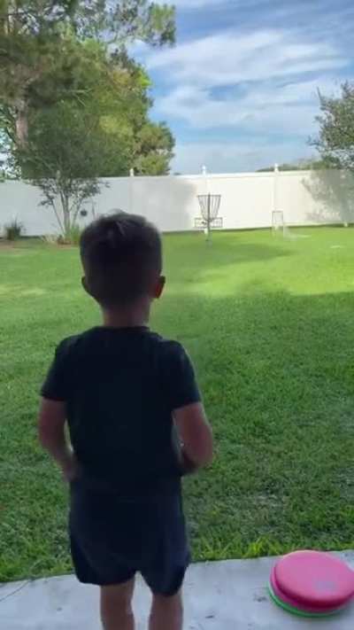 2 year old drains 40&rsquo; putt🎯🔥