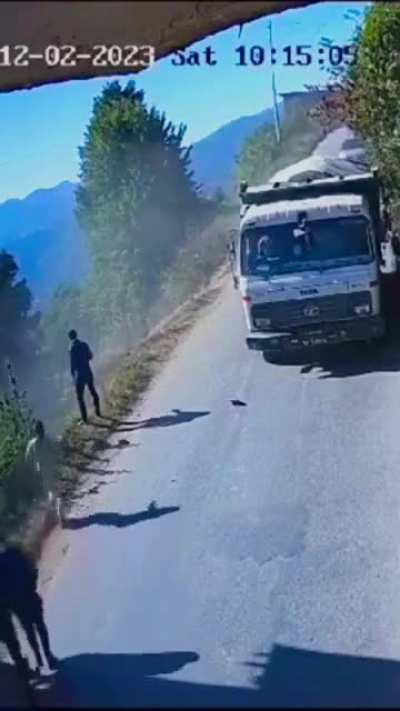 A man can&rsquo;t even pee in peace!! 