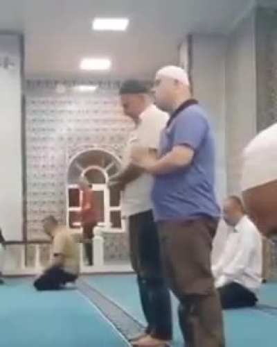 Iste karsinizda gercek muslumanlik gozlerim yaşardı