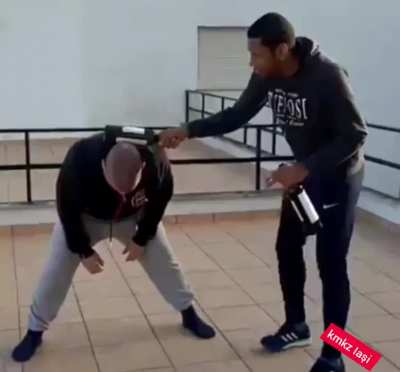 Programatoru'lu'broască &icirc;ncerc&acirc;nd să facă un clip viral