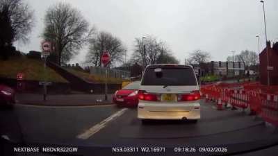 [OC] Idiot doesn&rsquo;t want to abide by roadwork divisions and no right turn.