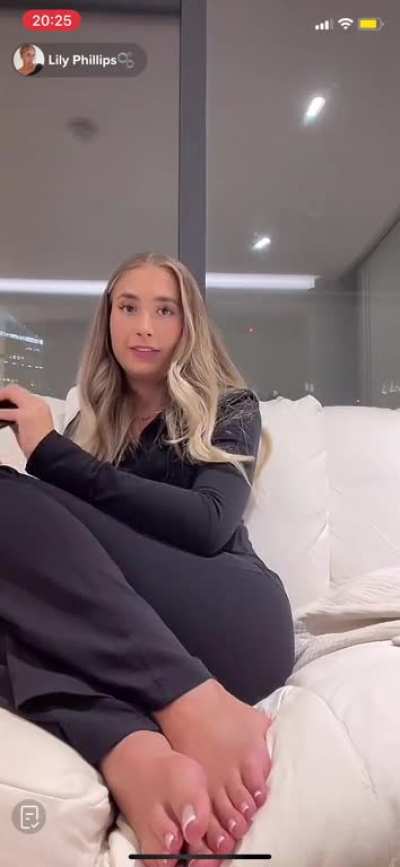 @LilyPhilips sharing her cute toes on TikTok Live