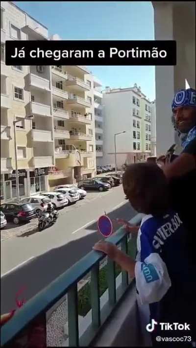 Aquilo na cabeça do homem parece um cachecol, mas é uma coroa, porque ele é o rei.