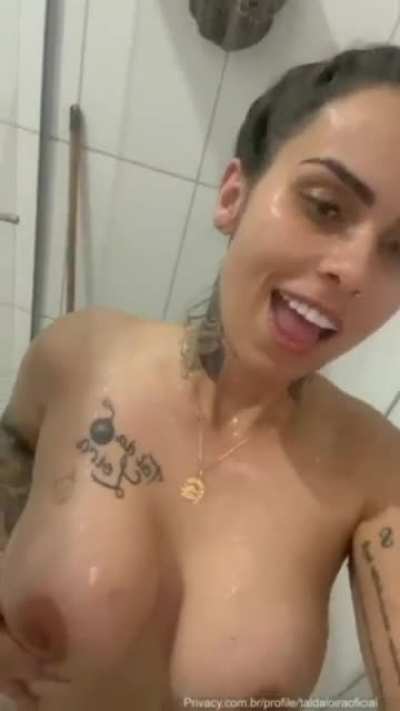 tal da Loira no banho, peitos grandes