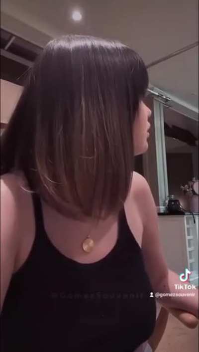Selena Gomez&rsquo;s reaction after realizing her fans were sending her money - she ending the live stream 