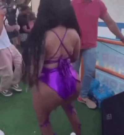 Huge jiggling ass